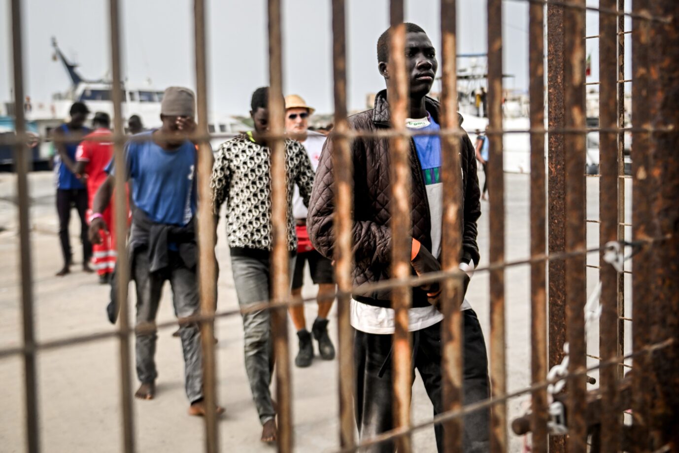 Auf dem Foto sind mehrere Asylbewerber aus Afrika in einem Port in Lampedusa zu sehen. Eine deutsche Tageszeitung hat Stellen aus dem EU-Bericht zu steigenden Asylzahlen veröffentlicht.