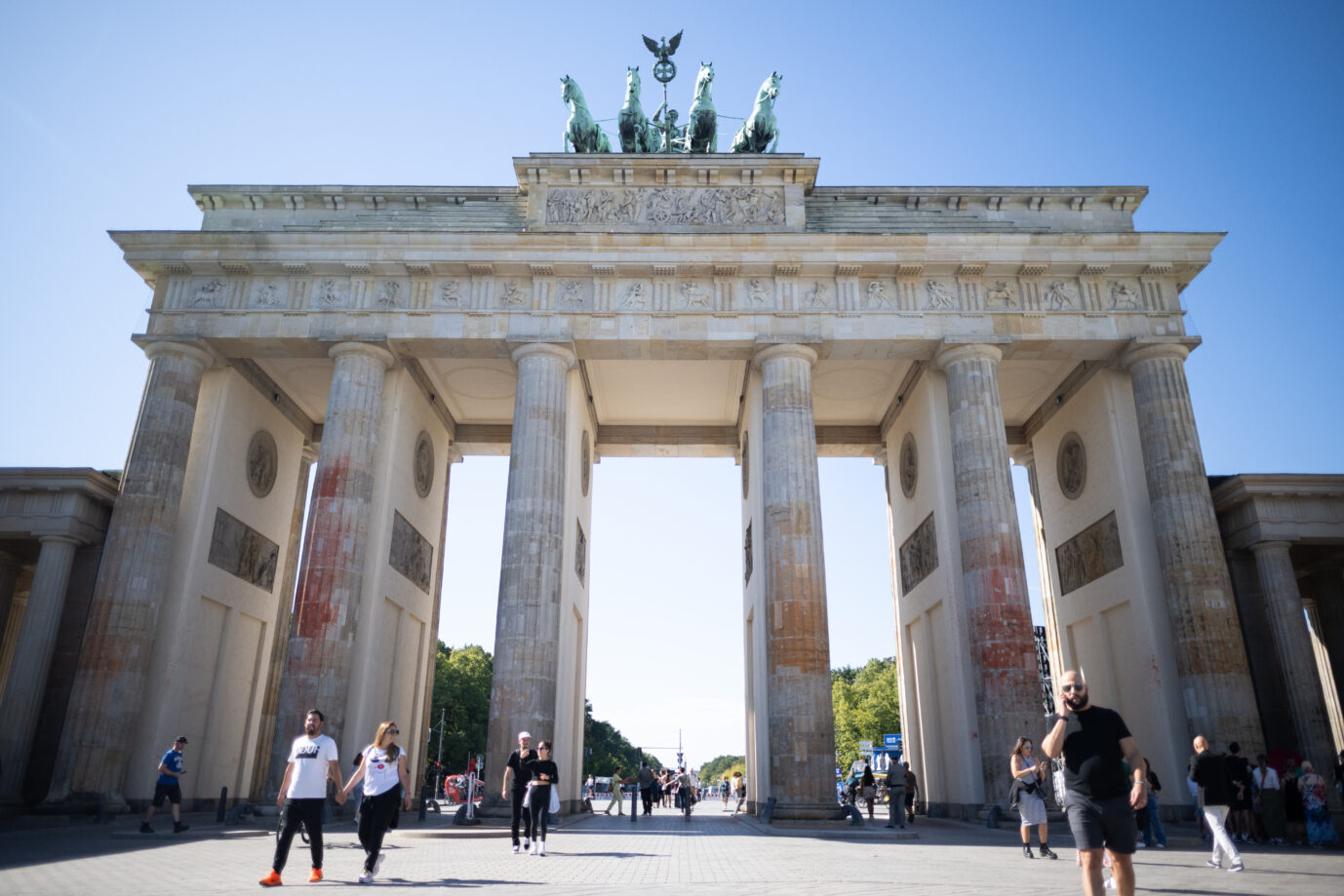 Farbreste sind an den Säulen des Brandenburger Tors zu sehen.