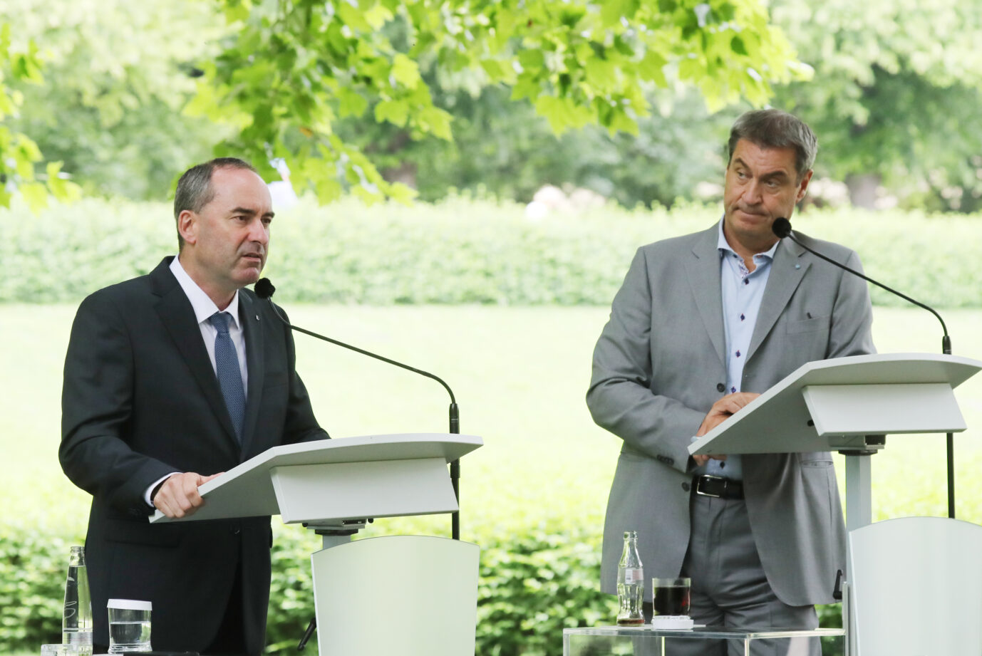 Bayerns Ministerpräsident Markus Söder (CSU, rechts) mit seinem Vize und Freie-Wähler-Chef Hubert Aiwanger bei einem Termin im September.