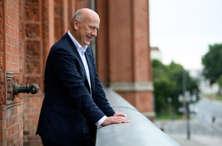 Winter-Abschiebungs-Stopp: Berlins Regierender Bürgermeister Kai Wegner (CDU) blickt vom Balkon des Roten Rathauses. Hier ist die Migrationskrise weit weg.