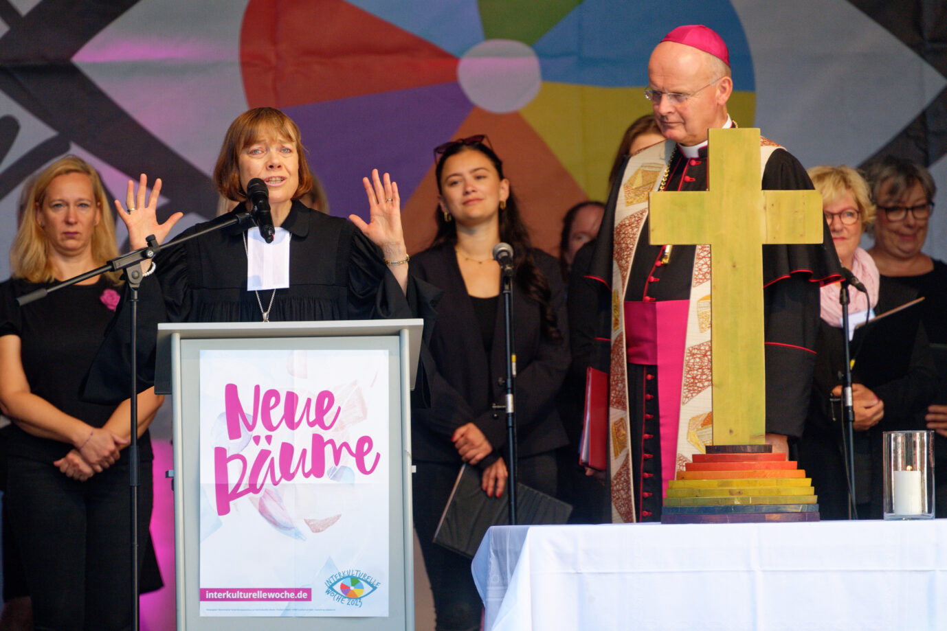 Auf dem Foto ist die EKD-Ratsvorsitzende Annette Kurschus während einer ökumenischen Veranstaltung zu sehen. (Themenbild/Symbolbild)