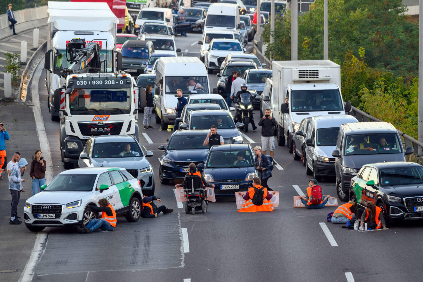 Deutsche wollen laut Umfrage Gefängnisstrafen: Klimakleber der „Letzten Generation“ blockieren am Donnerstag die Berliner Stadtautobahn.