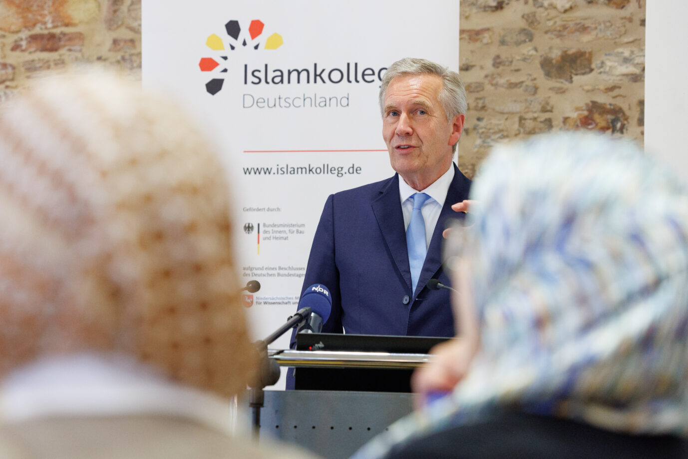 Alt-Bundespräsident Christian Wulff spricht bei der Abschlußfeier der in Deutschland ausgebildeten Imame.