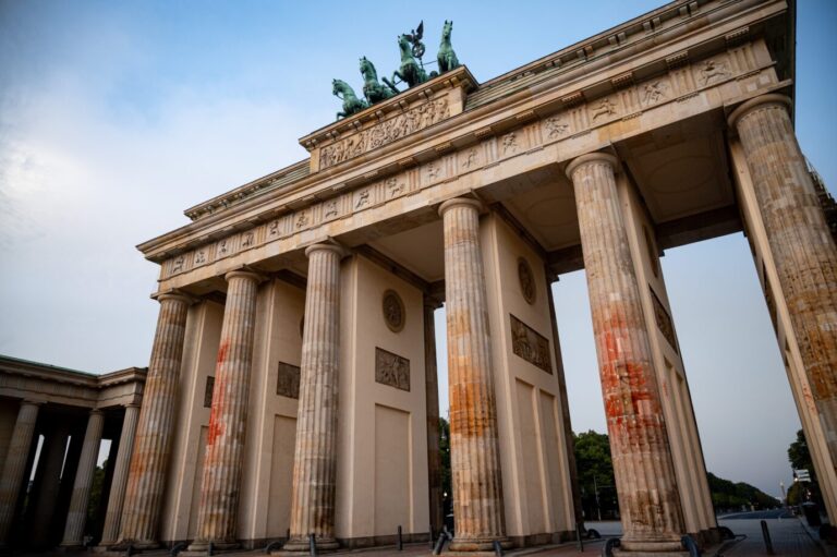 Nach dem Farbanschlag der "Letzten Generation": Ab einer Höhe von 2,50 Meter ist die Farbe vom Brandenburger Tor bisher nicht zu entfernen.