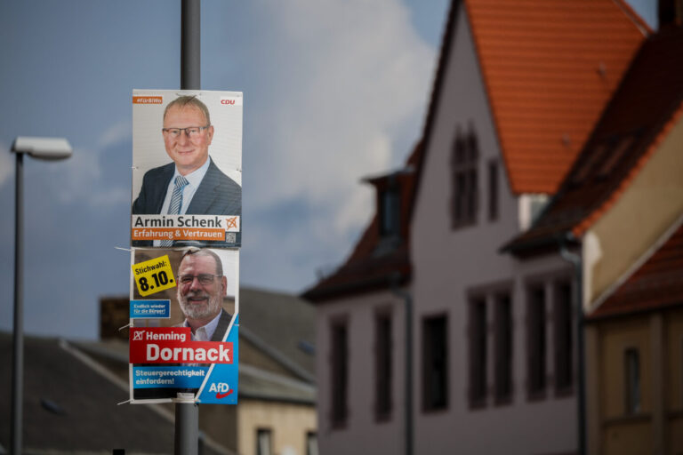 Wahlkampf in Bitterfeld-Wolfen: Wahlplakate der Kandidaten Schenk (CDU, oben) und Dornack (AfD) hängen im Stadtzentrum.