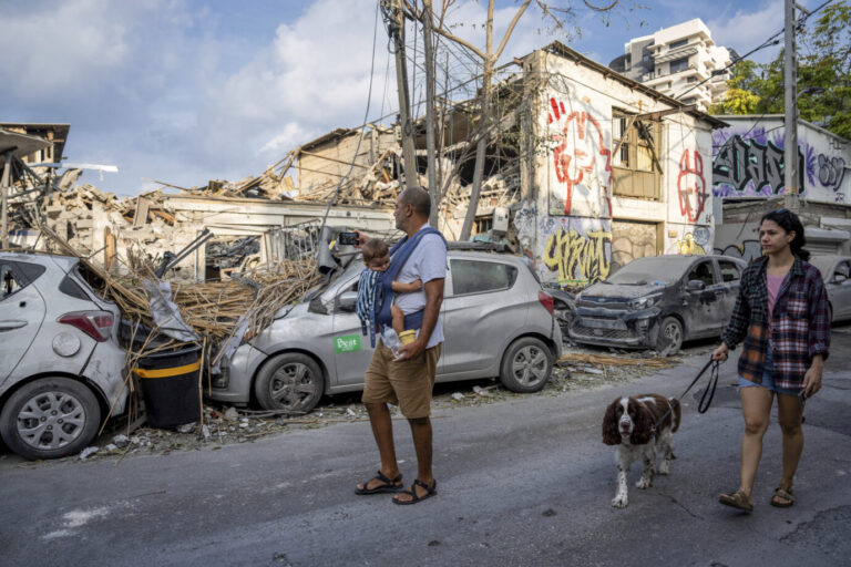 Auf dem Foto befindet sich ein zerstörtes Gebäude in Israel.
