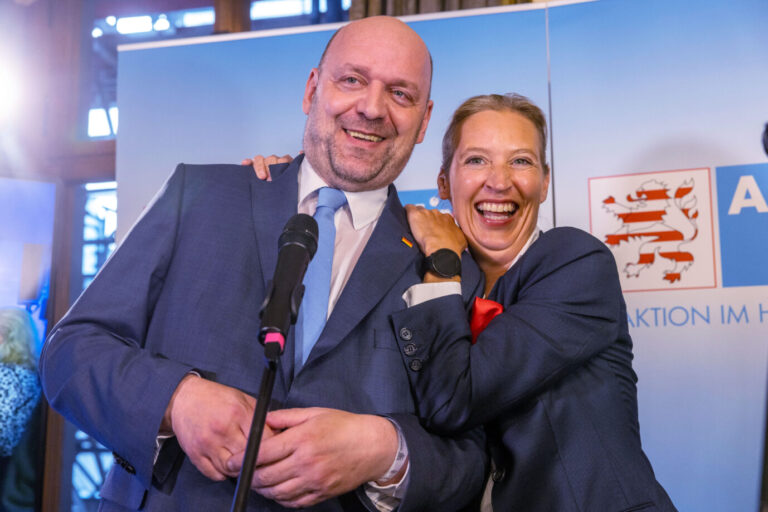 AfD-Landeschef Robert Lambrou feiert mit AfD-Bundessprecherin Alice Weidel das Wahlergebnis in Hessen.