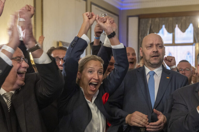 Robert Lambrou (r), AfD-Landeschef in Hessen, und Bundessprecherin Alice Weidel jubeln über die erste Prognose bei der Landtagswahl.