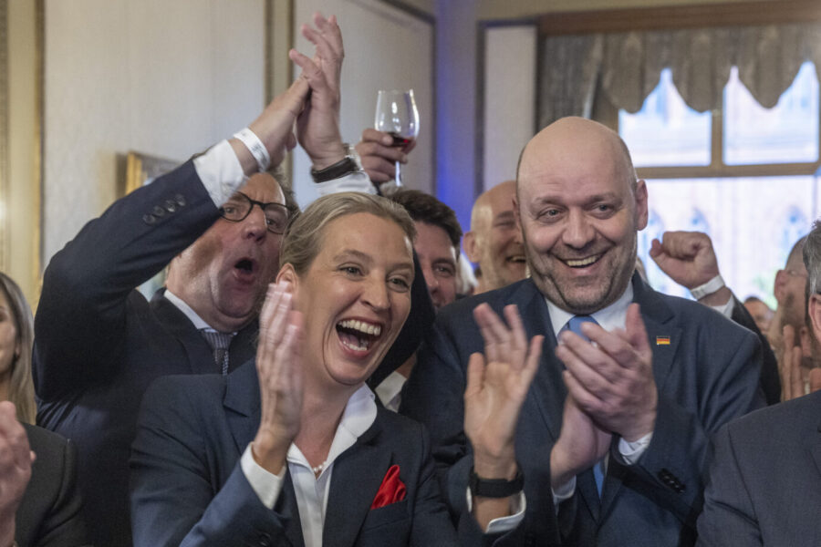 Robert Lambrou (r), Co-Landesvorsitzender der AfD Hessen, und Bundessprecherin Alice Weidel (l) jubeln über die erste Prognose bei der Landtagswahl in Hessen Foto: picture alliance/dpa | Helmut Fricke