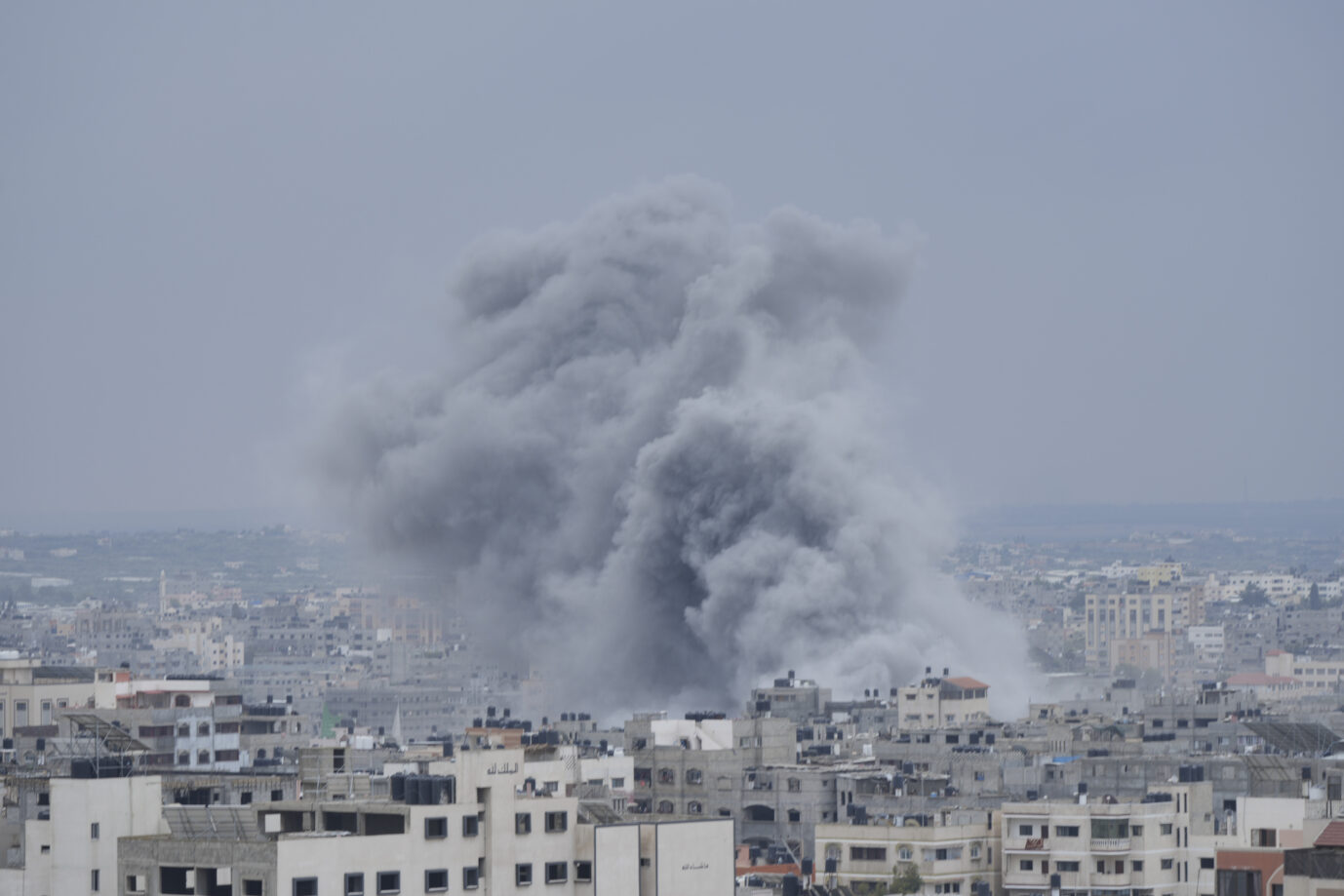 Auf dem Foto befindet sich eine Explosion in Gaza. Israels Armee kündigte Großangriffe gegen die Terroristen an. (Themenbild)