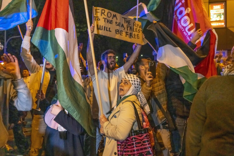 Pro-palästinensische Demonstranten in Duisburg zeigen sich solidarisch mit der islamischen Hamas und deren Angriff auf Israel.