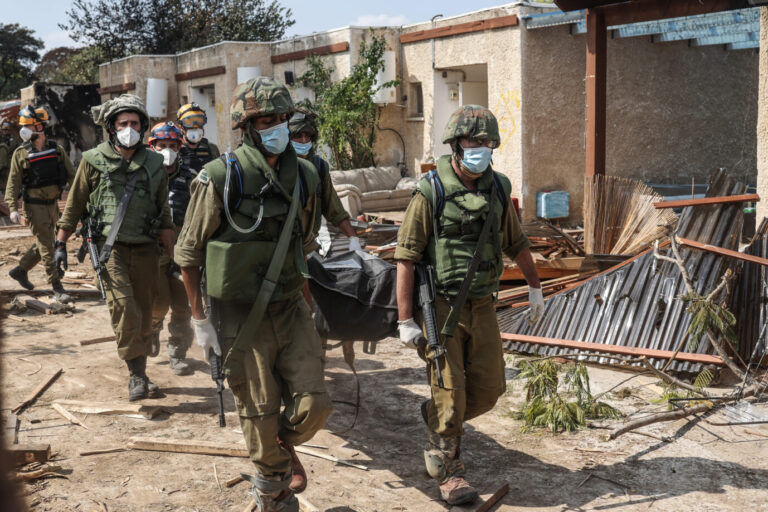Israelische Soldaten bergen Leichen aus einer von der Hamas überfallenen Siedlung.