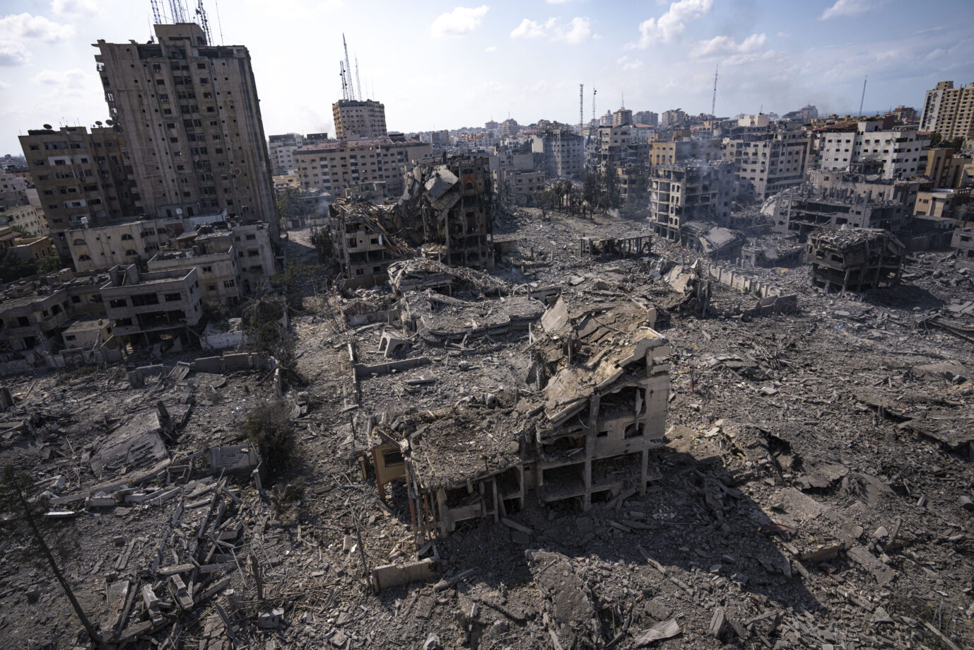Dieses Foto zeigt die Ruinen eines unbekannten Gebäudes in Gaza infolge eines Bombenangriffs seitens Israel. (Themenbild)