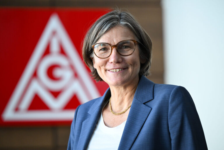 Christiane Benner, designierte Erste Vorsitzende der IG Metall, vor dem Logo der Industriegewerkschaft: Die studierte Soziologin hat der AfD den Kampf erklärt Foto: picture alliance/dpa | Arne Dedert