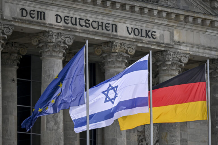 Die Flagge Israels neben der der EU und der Bundesrepublik. Mehr als Symbolpolitik?