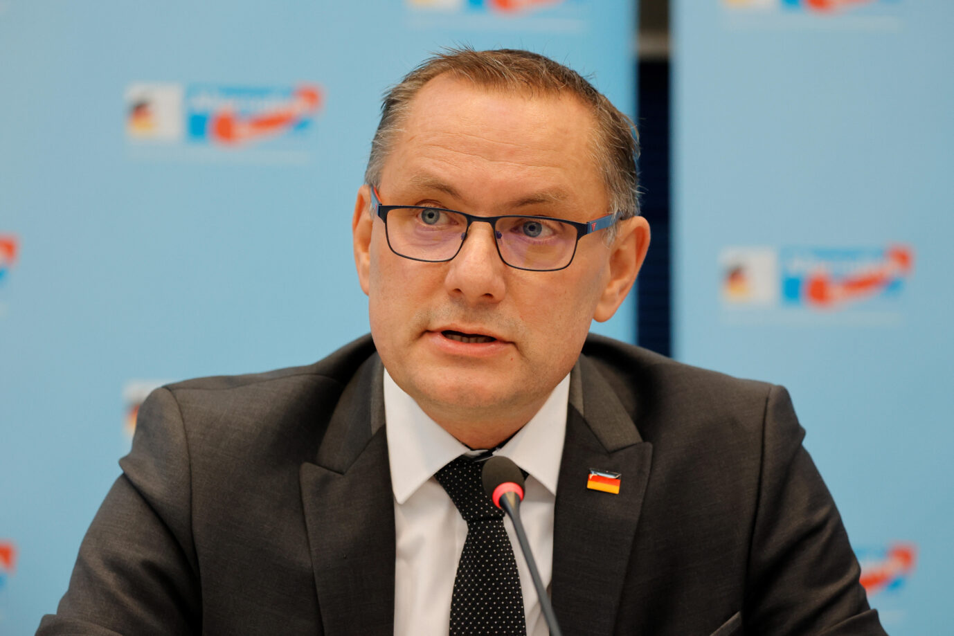 AfD-Chef Tino Chrupalla äußert sich bei seiner heutigen Pressekonferenz im Reichstag zum Anschlag auf ihn.