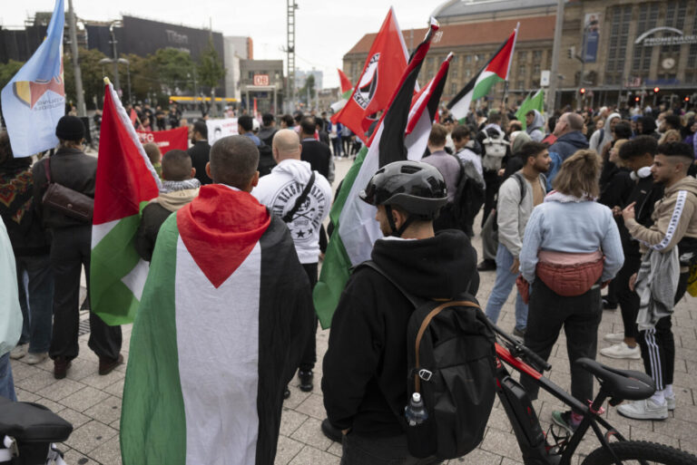 Demonstranten zeigen in Deutschland ihre Sympathien für die Palästinenser und die Hamas: Terrorgefahr wächst.