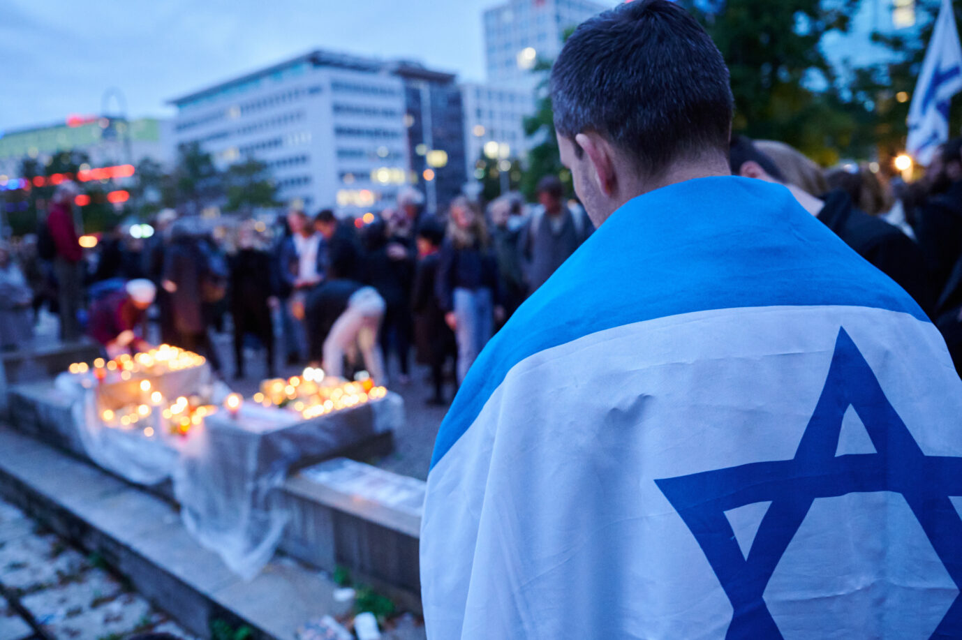 Menschen nehmen an der Veranstaltung «Gedenken der Opfer des Terrors der Hamas. Solidarität mit den Menschen in Israel und Palästina» auf dem Wittenbergplatz. Während der Veranstaltung wurden Namen vermisster Personen vorgelesen.