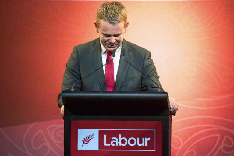 Ministerpräsident Chris Hipkins hat seine Niederlage bereits eingestanden. Er regierte erst seit neun Monaten seit dem überraschenden Rücktritt der linken Regierungschefin Jacinda Ardern Foto: picture alliance / ASSOCIATED PRESS | Mark MItchell