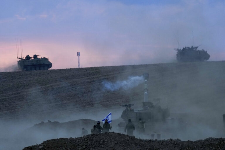 Israelische Artellerie feuert in den Gazastreifen: Präzisionsschläge ohne Bewegung größerer Bodentruppen Foto: picture alliance / ASSOCIATED PRESS | Maya Alerruzzo