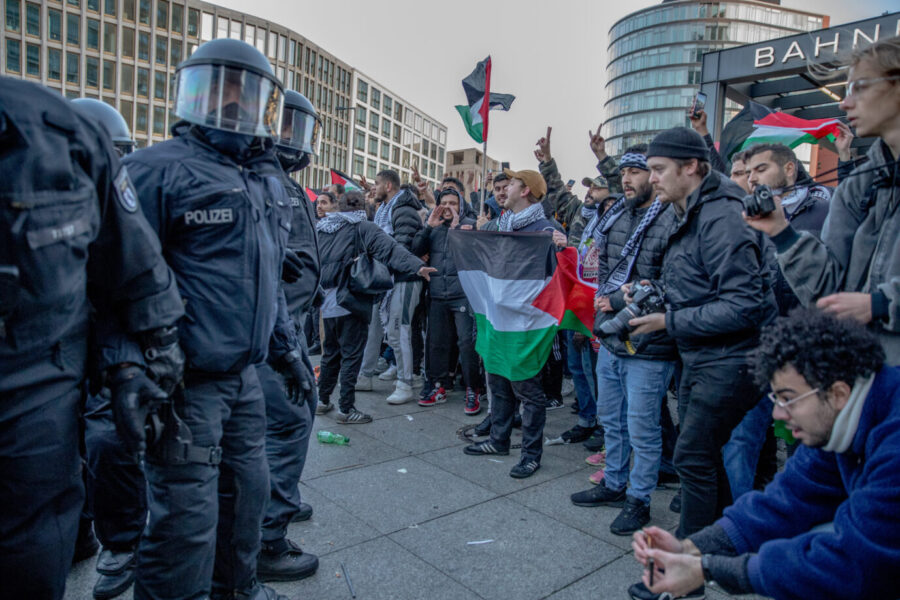 Palästina-Demos in Berlin: Polizisten und Demonstranten geraten am Potsdamer Platz aneinander