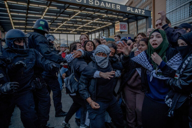 Willkommenskultur: Muslime demonstrieren am Potsdamer Platz in Berlin für die Hamas.