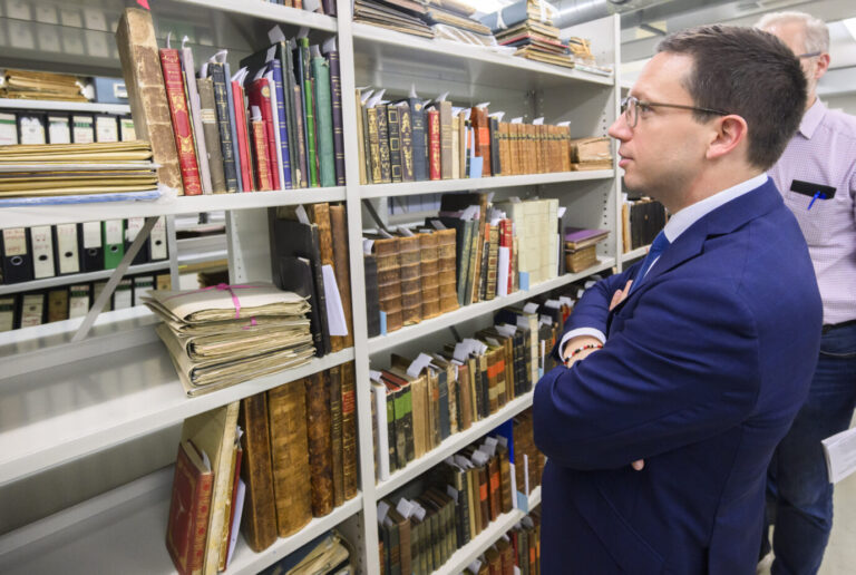 Die Welfen-Bibliothek der Marienburg: Falko Mohrs (SPD) begutachtet die Hofbibliothek