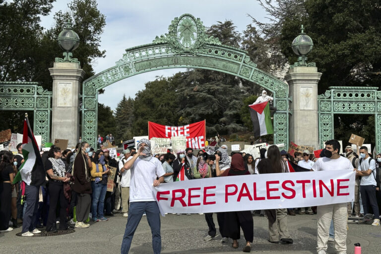 Studenten zeigen ihre Unterstützung für die Palästinenser während einer Demonstration an der University of California, Antisemitismus wächst auch an den Universitäten.