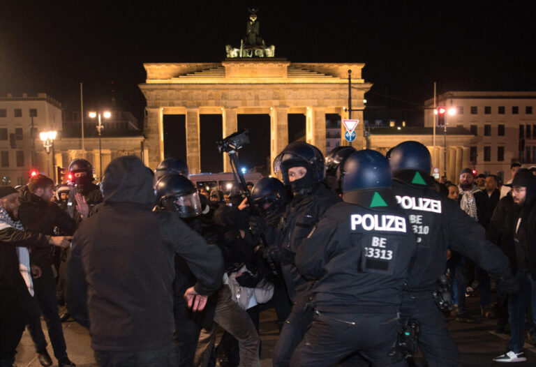 Pro Hamas: Zu Angriffen von Arabern auf die Polizei kam es am Dienstagabend am Brandenburger Tor.