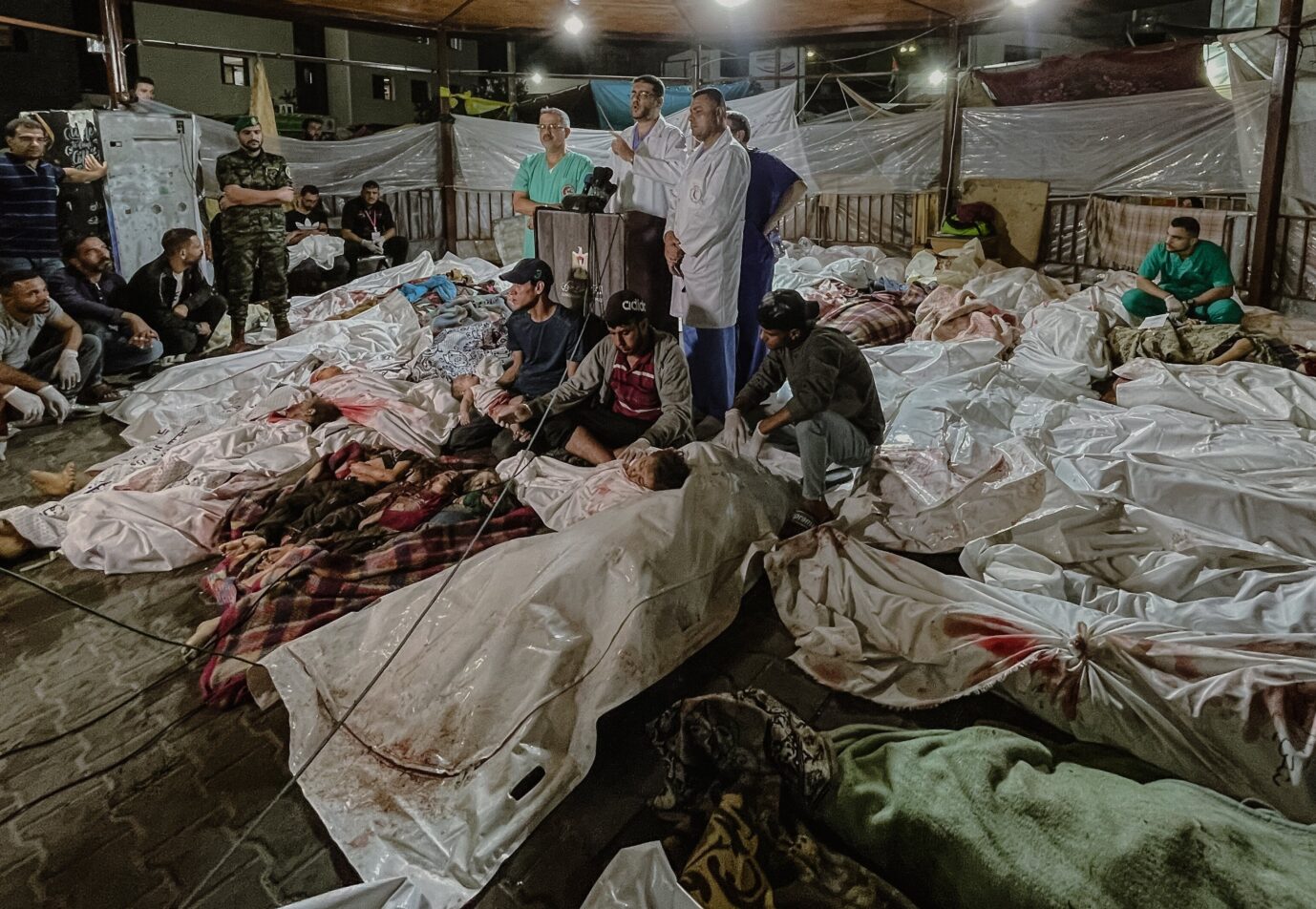 Pressekonferenz vor Leichen: Die von der Hamas beherrschte Krankenhaus-Leitung in Gaza weist Israel die Schuld für den Raketenangriff zu.