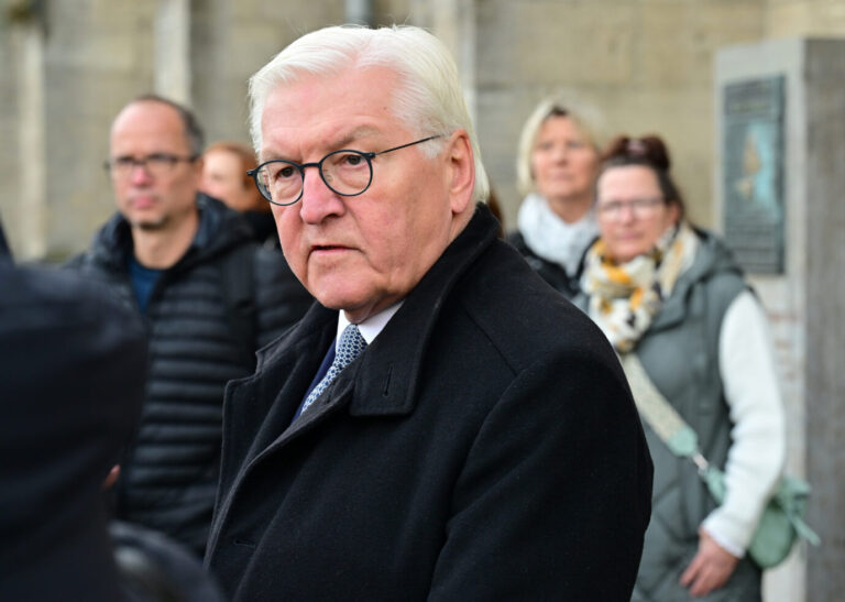 Auf dem Foto befindet sich der Bundespräsident Frank-Walter Steinmeier. Er verurteilte den Angriff auf die Synagoge.