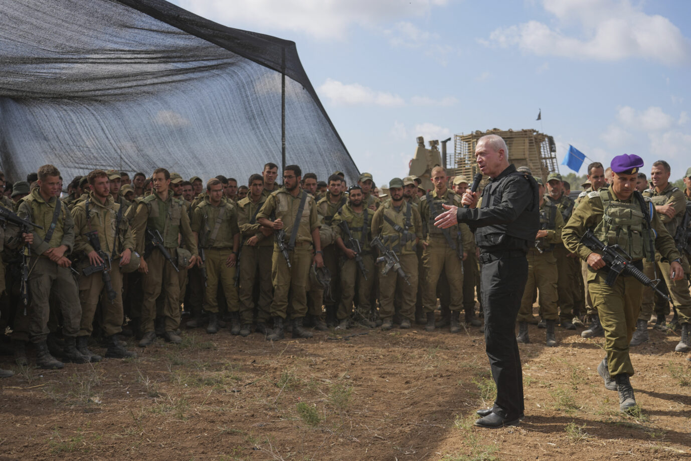 Auf dem Bild spricht Israels Verteidigungsminister zu seinen Soldaten. (Themenbild)