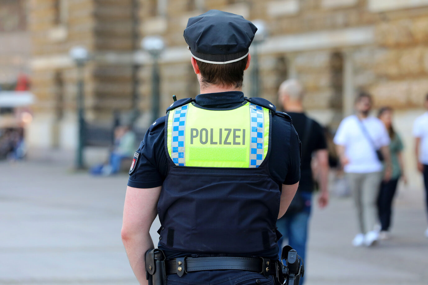 Ein Polizist beobachtet das Geschehen in der Hamburger Innenstadt: CDU-Abgeordneter nennt Anstieg von schweren Sexualdelikten „alarmierend“.