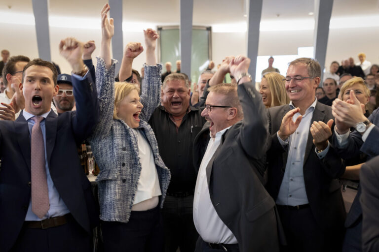 Jubel bei der SVP: Hier jubeln die Nationalräte aus St. Gallen über das Wahlergebnis in der Schweiz.