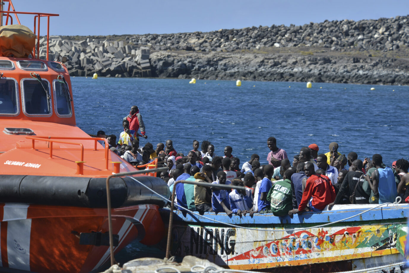 Masseneinwanderung: Ankunft eines Migrantenbootes im Hafen von La Restinga auf der kanarischen Insel El Hierro am Sonnabend.