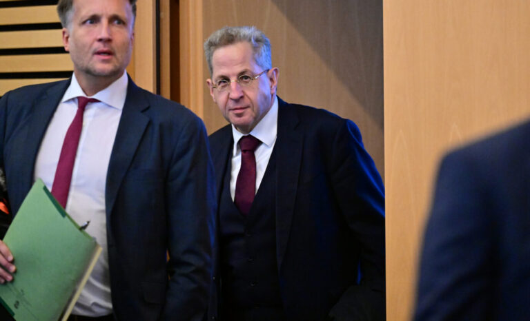 Ramelow linksextrem: Ex-Verfassungsschutz-Präsident Hans-Georg Maaßen betritt den Parlamentssaal, in dem der Untersuchungsausschuß tagt.