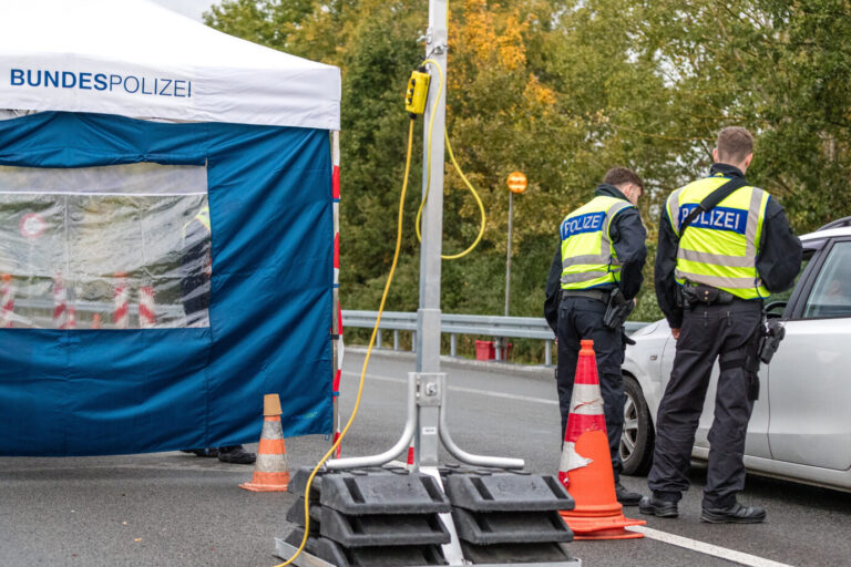 Die Bundespolizei bei einer stationären Grenzkontrolle an der deutsch-polnischen Grenze: Seit dem 16. Oktober finden Kontrollen zu Polen, Tschechien und der Schweiz