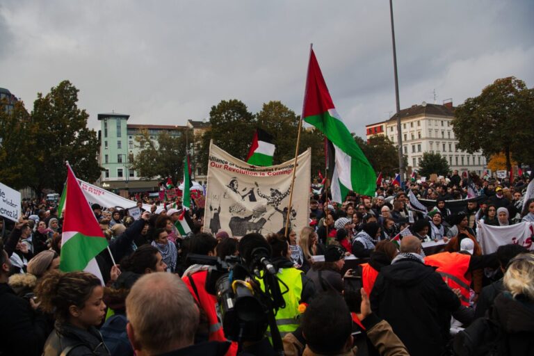 Eine pro-Palästina Demonstration zieht durch Berlin Kreuzberg: Die Polizei spricht von 11.000 Teilnehmern. In Hamburg gibt es Krawalle.