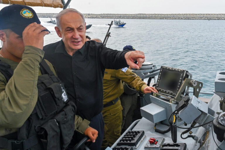 Der israelische Ministerpräsident Benjamin Netanyahu auf Truppenbesuch: 350.000 Reservisten wurden aktiviert