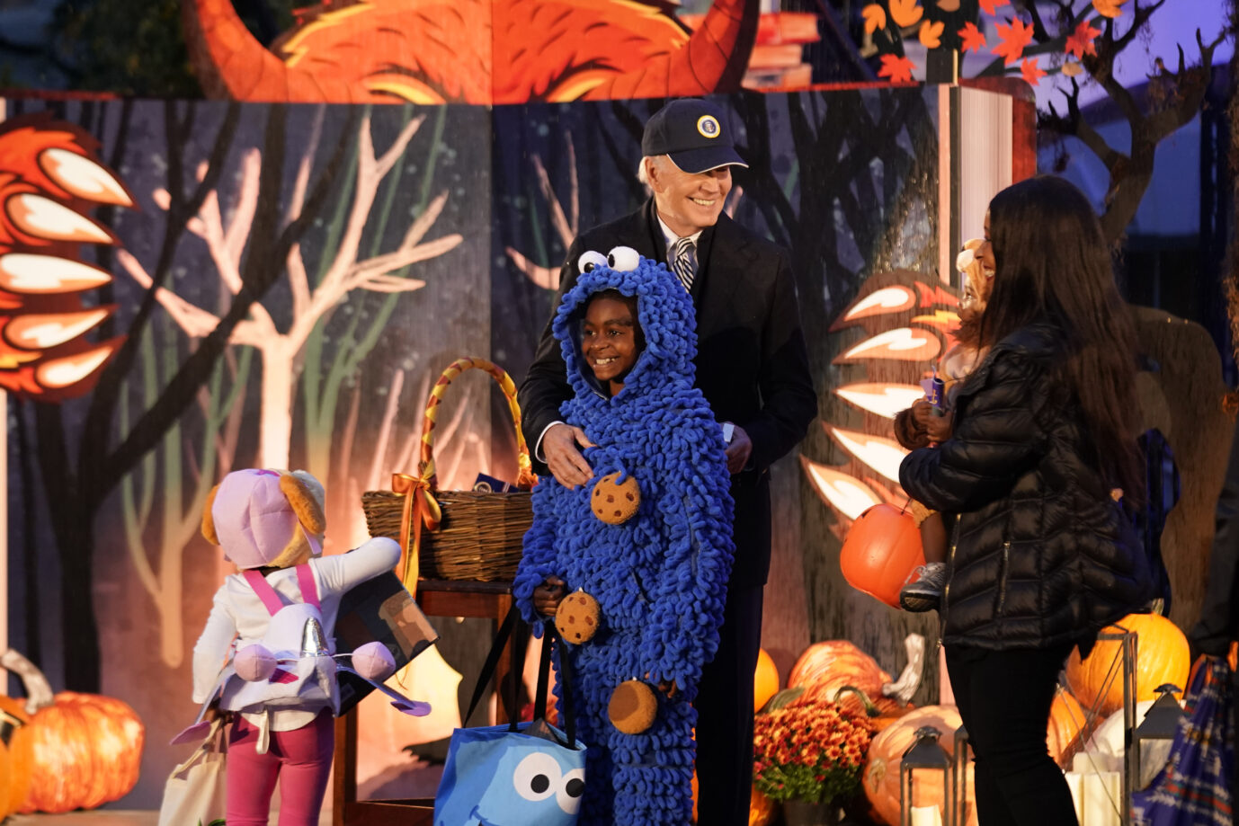 Süßes oder Saures? US-Präsident Joe Biden verteilt am Weißen Haus Süßes an Kinder: Halloween ist feste Tradition in den Vereinigten Staaten. Ein Fall von Cancel Culture.