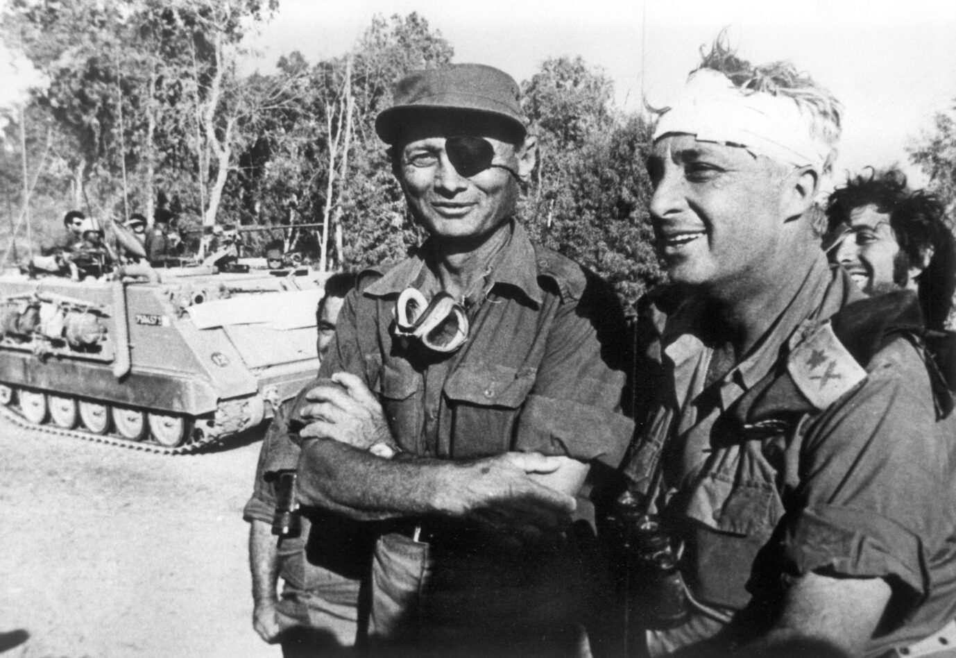 Der israelische Verteidigungsminister und General Mosche Dajan (l.) mit Generalmajor Ariel Scharon: Im Jom-Kippur-Krieg stand Israel mit dem Rücken zur Wand.