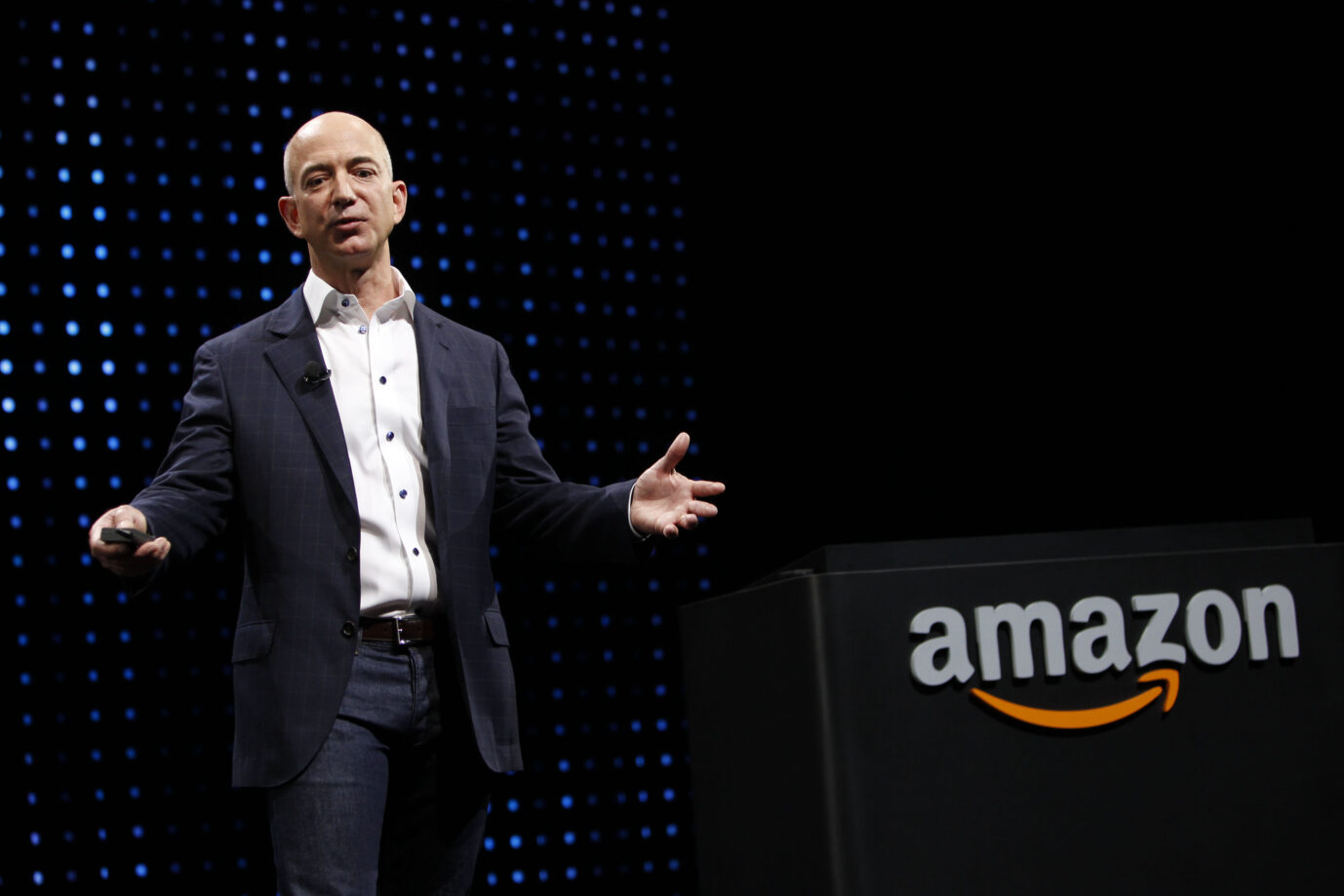 Auf dem Bild befindet sich Jeff Bezos, Gründer von Amazon. Er gewann neulich eine Klage gegen den sogenannten Digital Services Act.