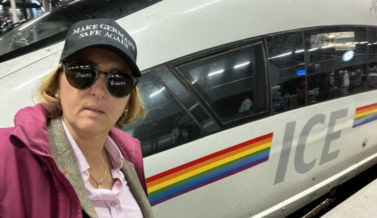 Beatrix von Storch steht vor dem Regenbogen-ICE der Deutschen Bahn
