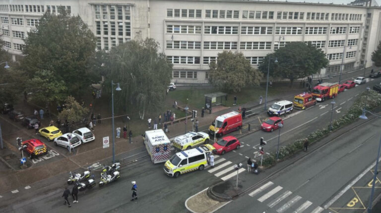 Polizeieinsatz vor Schule in Arras wegen Terroranschlag.