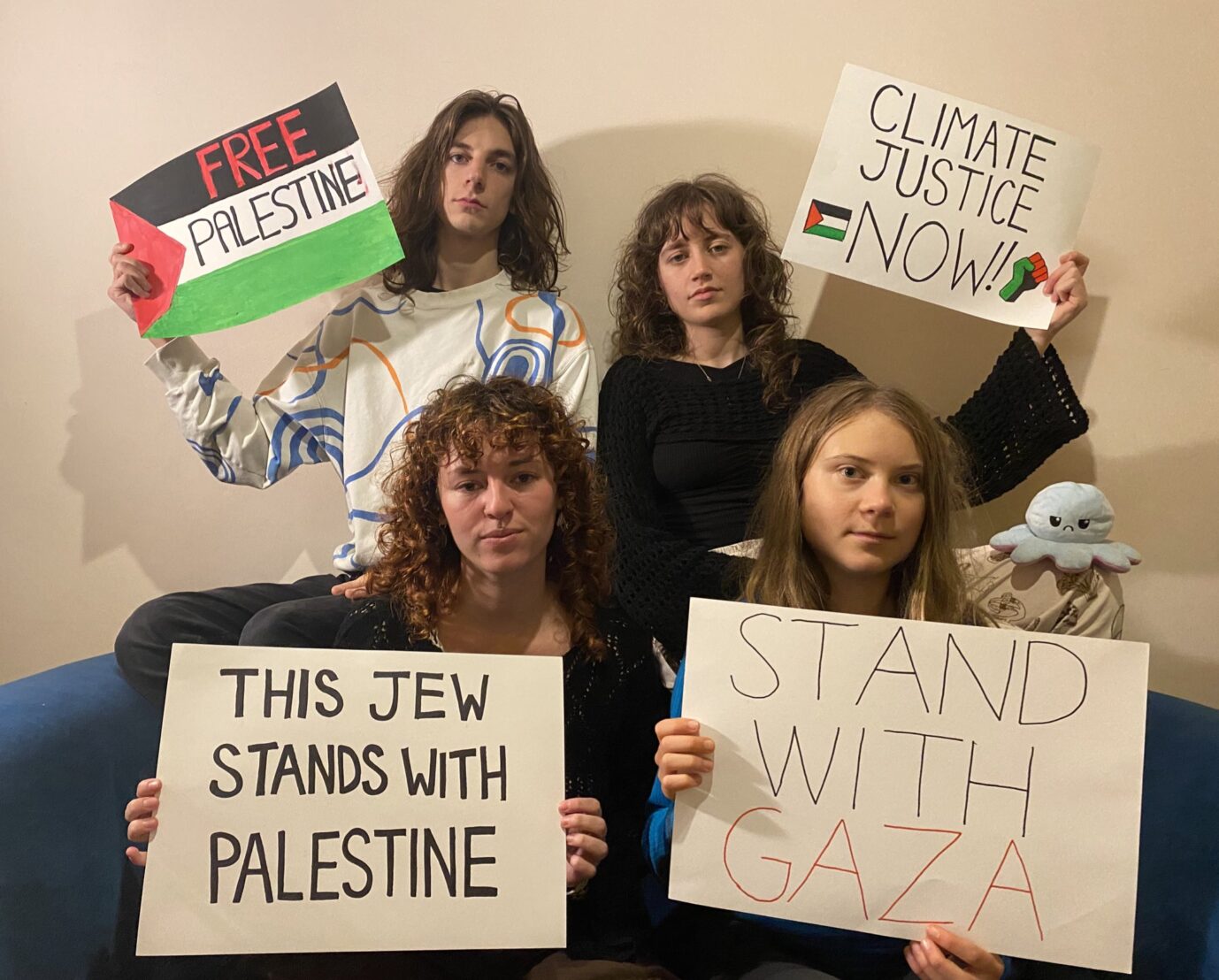 Auf dem Foto ist Greta Thunberg zu sehen, die ein Schild zum Thema Israelkrieg hält. (Themenbild)