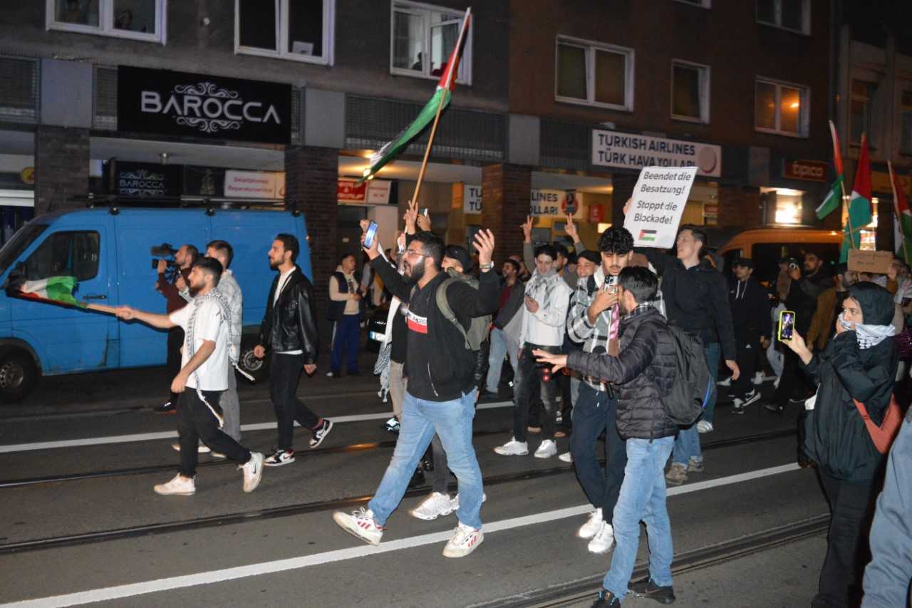 Pro-Palästinensische Demonstranten folgen dem Aufruf von "Samidoun" in Duisburg.