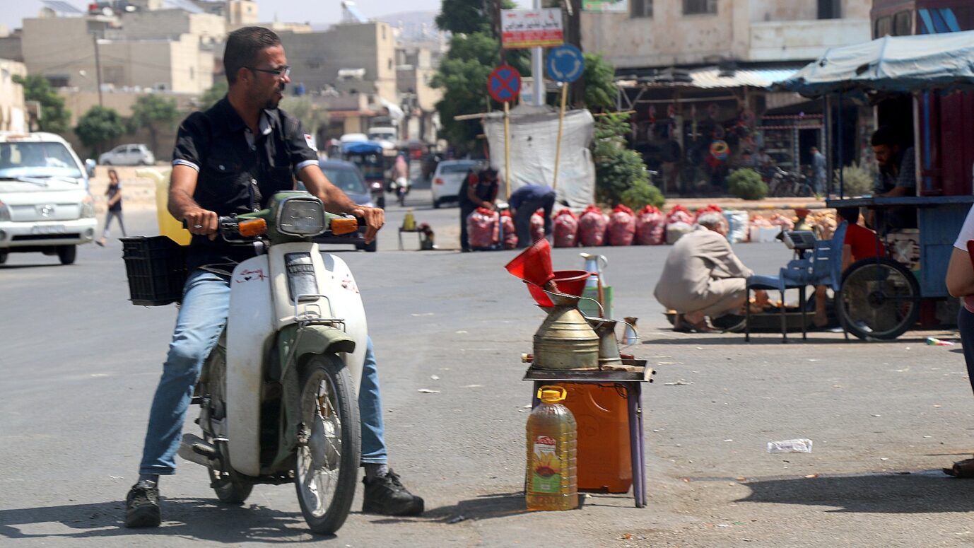 Ein Mofafahrer begutachtet das Schwarzmarktangebot an Benzin in Homs: Syrien kehrt langsam zur Normalität zurück.