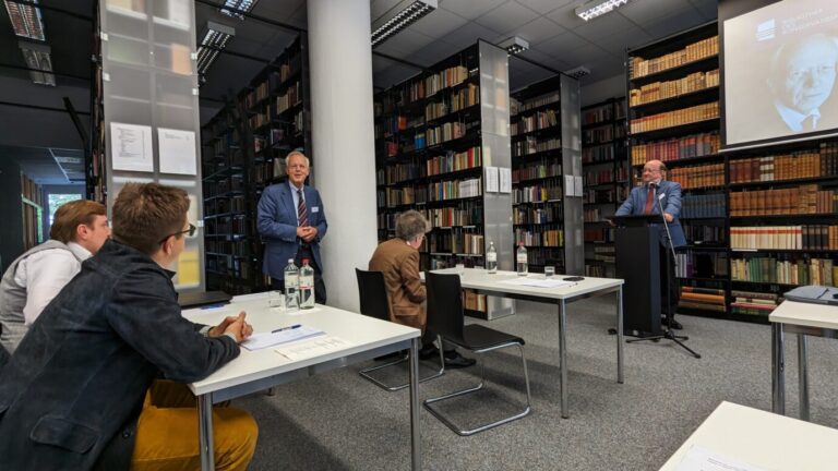 Auf dem Foto befindet sich die Tagung zu Ernst Nolte in den Räumen der Bibliothek des Konservatismus. (Themenbild)