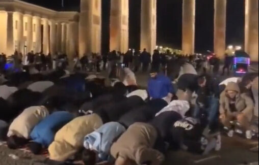  Öffentliches Gebet von Zuwanderern im vergangenen Oktober vor dem Brandenburger Tor in Berlin.