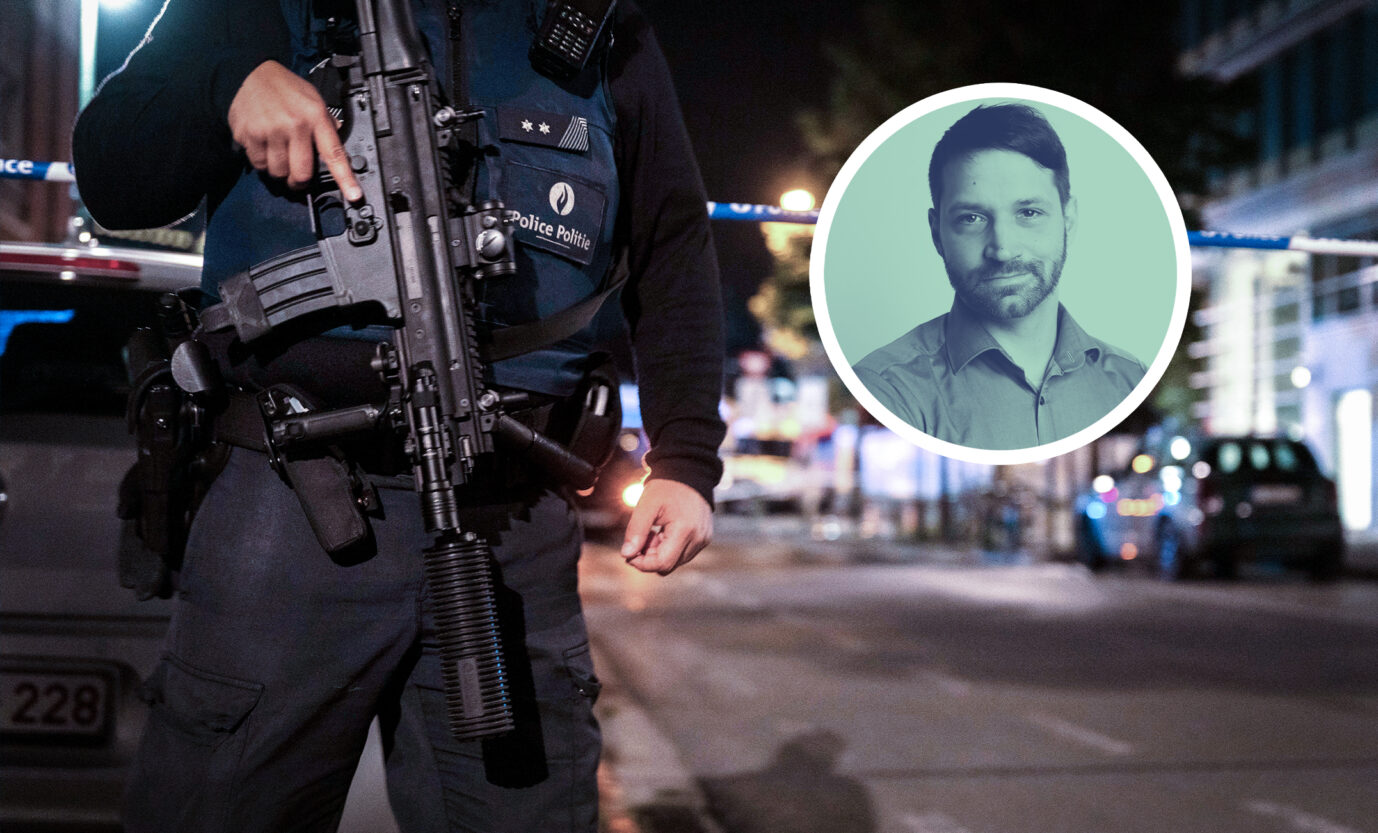 Ein Polizist steht mit einer Waffe am Tatort des Terroranschlags von Brüssel